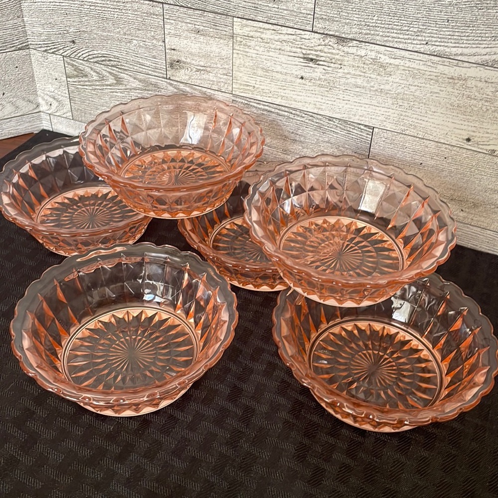 Jeannette Pink Windsor‎ Diamond 4 3/4" Berry Bowl